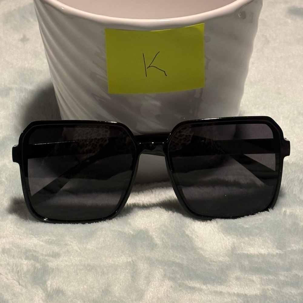 Stylish Black Square Sunglasses - Picture 4 of 4